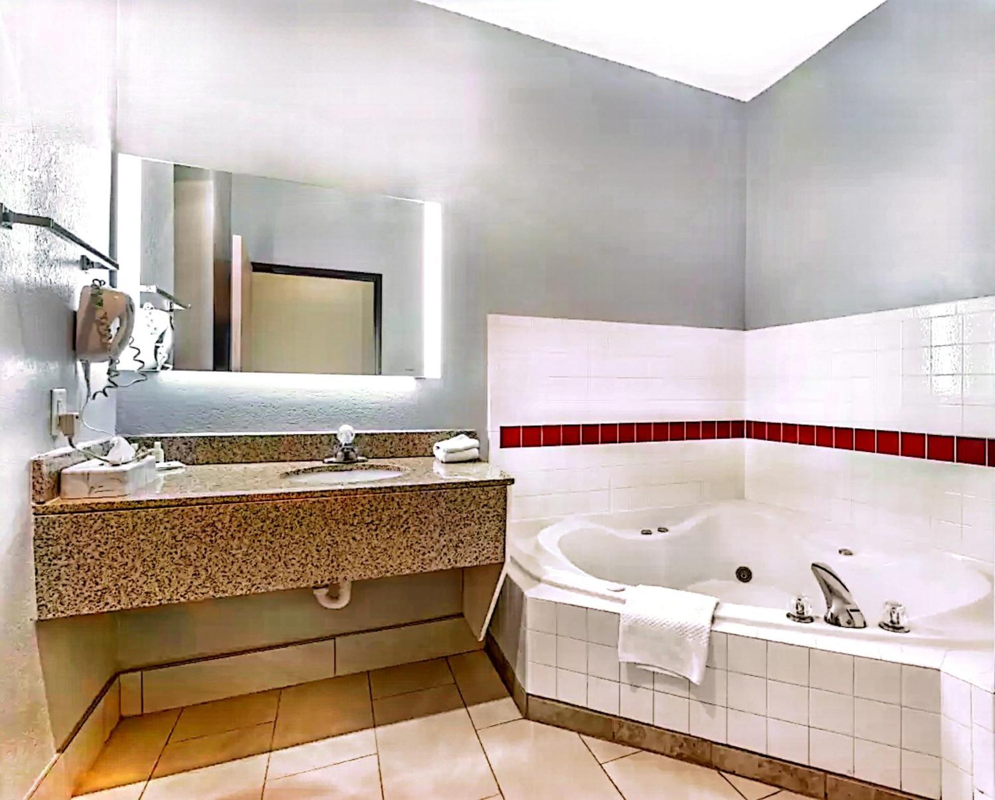 Quality Inn & Suites Manhattan Eksteriør billede