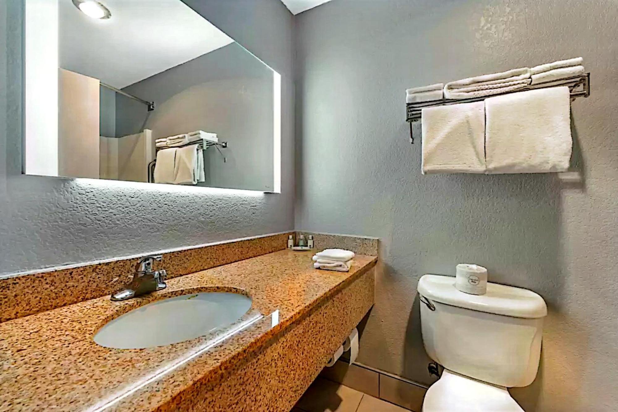 Quality Inn & Suites Manhattan Eksteriør billede