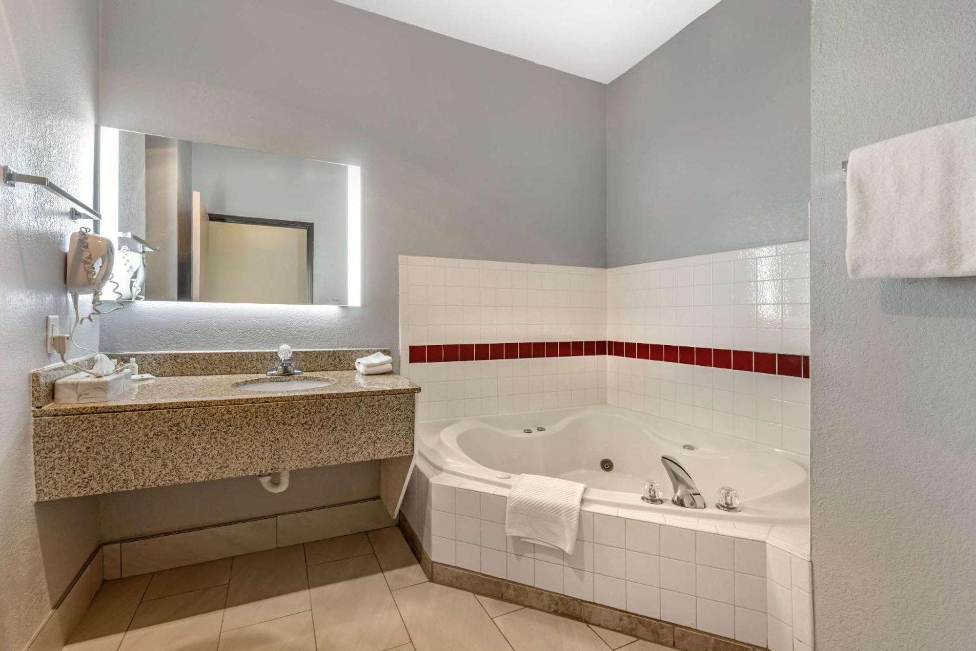 Quality Inn & Suites Manhattan Eksteriør billede
